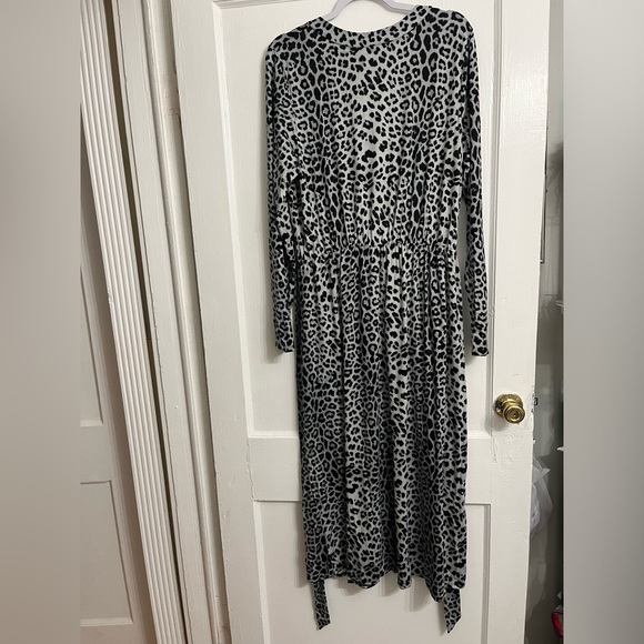ASOS DESIGN Curve midi wrap dress in grey leopard print Size 14 - Picture 4 of 11